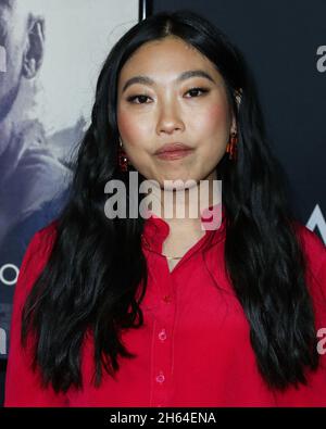 Hollywood, Usa. November 2021. HOLLYWOOD, LOS ANGELES, KALIFORNIEN, USA - 12. NOVEMBER: Die Schauspielerin Awkwafina (Nora Lum) kommt beim AFI Fest 2021 an - Weltpremiere von Apple Original Films' Swan Song, das am 12. November 2021 im TCL Chinese Theatre IMAX in Hollywood, Los Angeles, Kalifornien, USA, stattfand. (Foto: Xavier Collin/Image Press Agency/Sipa USA) Quelle: SIPA USA/Alamy Live News Stockfoto