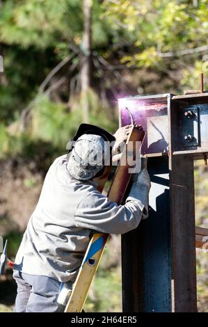 Schweißer arcwelding a Moment Frame Struktur Stockfoto