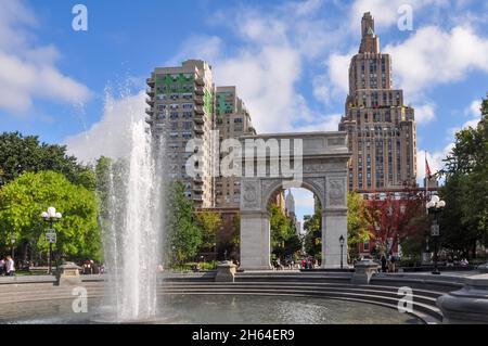 New York City, NY, USA-September 2020; Blick über den Brunnen zum Washington Arch im Washhington Square Park mit Hochhaus hinten Stockfoto