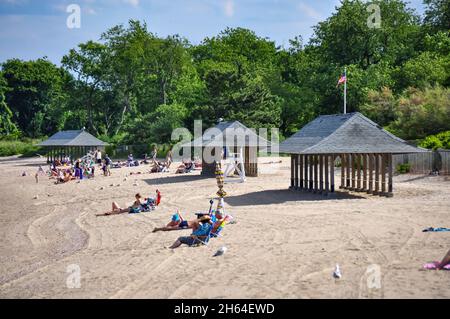 Old Greenwich, CT, USA-August 2020: Blick über den Strand von Greenwich Point Park oder Tods Point mit vielen Menschen, die den Strand und die Sonne genießen Stockfoto