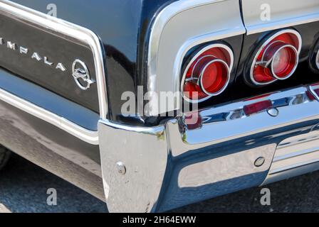 Greenwich, CT, USA-May 2021; Nahaufnahme eines Teils des Hecks und der Seite eines schwarzen Klassikers Chevrolet Impala mit Rücklicht und Stoßstange Stockfoto