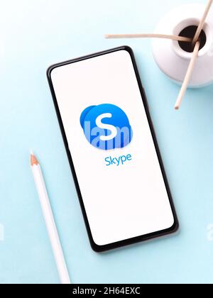 West Bangal, Indien - 11. November 2021 : Skype-Logo auf Telefon-Bildschirm Stock Bild. Stockfoto