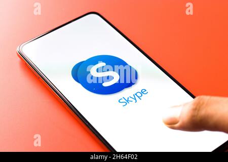 West Bangal, Indien - 11. November 2021 : Skype-Logo auf Telefon-Bildschirm Stock Bild. Stockfoto