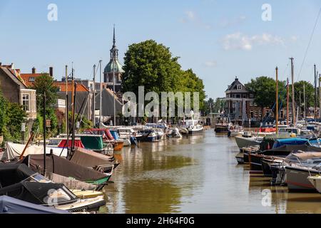 Dordrecht, Niederlande-Juli 2021; Blick über den Hafen (wijnhaven) gefüllt mit Vergnügungsbooten und im Hintergrund die Kuppel der ehemaligen Stadt g Stockfoto