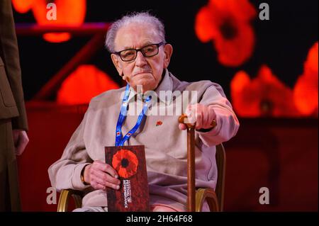 REDAKTIONELLE VERWENDUNG NUR Dennis Woollons, der Veteran des Zweiten Weltkriegs, nimmt an den Proben in der Royal Albert Hall in London Teil, für das Royal British Legion's Festival of Remembrance, das am Samstag in der Royal British Legion stattfindet. Bilddatum: Freitag, 12. November 2021. Stockfoto