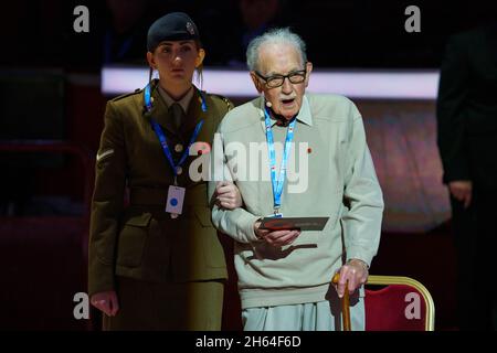 REDAKTIONELLE VERWENDUNG NUR Dennis Woollons, der Veteran des Zweiten Weltkriegs, nimmt an den Proben in der Royal Albert Hall in London Teil, für das Royal British Legion's Festival of Remembrance, das am Samstag in der Royal British Legion stattfindet. Bilddatum: Freitag, 12. November 2021. Stockfoto