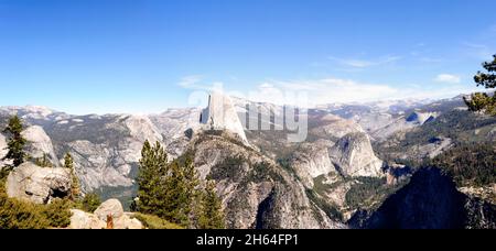 Panoramablick auf den Half Dome und das Yosemite Valley vom Glacier Point aus Stockfoto