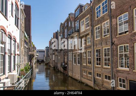 Blick über den Kanal Voorstraathaven in Dordrecht, Niederlande, gesäumt von historischen Häusern mit Rückseite direkt am Kanal Stockfoto