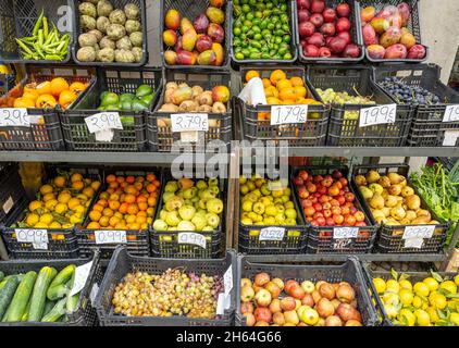 Obst und Gemüse zum Verkauf an einem Verkaufsstand auf der Straße Stockfoto
