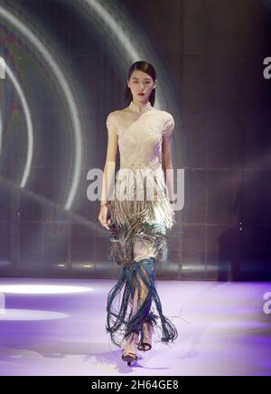 Shanghai. November 2021. Ein Modell präsentiert eine Kreation während der Shanghai New Couture Week 2021 im ostchinesischen Shanghai, 12. November 2021. Die Couture Week findet sowohl online als auch offline in Shanghai vom 12. Bis 17. November statt und bietet Veranstaltungen wie Laufstege, immersive Ausstellungen und kulturelle Salons. Quelle: Liu Ying/Xinhua/Alamy Live News Stockfoto