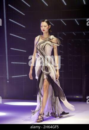 Shanghai. November 2021. Ein Modell präsentiert eine Kreation während der Shanghai New Couture Week 2021 im ostchinesischen Shanghai, 12. November 2021. Die Couture Week findet sowohl online als auch offline in Shanghai vom 12. Bis 17. November statt und bietet Veranstaltungen wie Laufstege, immersive Ausstellungen und kulturelle Salons. Quelle: Liu Ying/Xinhua/Alamy Live News Stockfoto