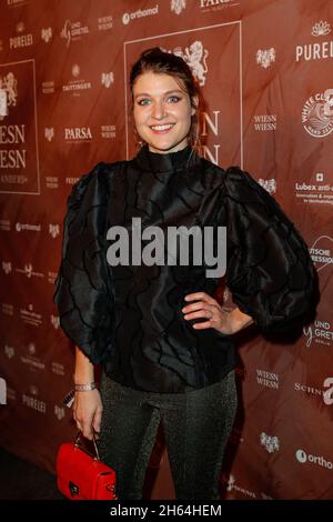 Berlin, Deutschland. November 2021. Lara Mandoki kommt zum Wohltätigkeitsessen 'WIESN WIESN Gans anders' im Hotel Provocateur. Quelle: Gerald Matzka/dpa/Alamy Live News Stockfoto