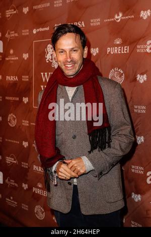 Berlin, Deutschland. November 2021. Franz Dinda kommt zum Wohltätigkeitsessen 'WIESN WIESN Gans anders' im Hotel Provocateur. Quelle: Gerald Matzka/dpa/Alamy Live News Stockfoto