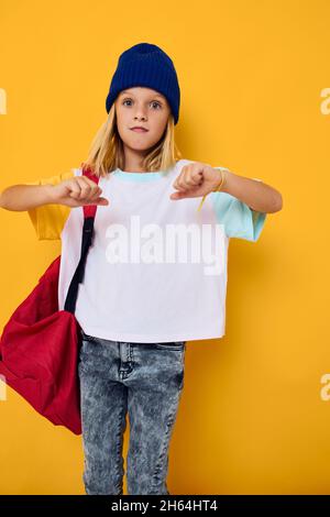 Modische Schulmädchen posiert roten Rucksack Stockfoto