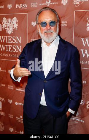 Berlin, Deutschland. November 2021. Friedrich Liechtenstein kommt zum Benefizdinner WIESN WIESN Gans anders im Hotel Provocator. Quelle: Gerald Matzka/dpa/Alamy Live News Stockfoto