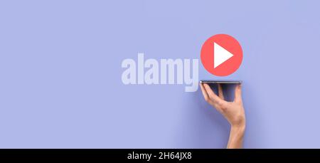 Geschäftsmann drücken, halten Sie Play-Taste Zeichen zu starten oder initiieren Projekte.Video Play Präsentation. Idee für Business, Technology.Media Player Taste. Stockfoto