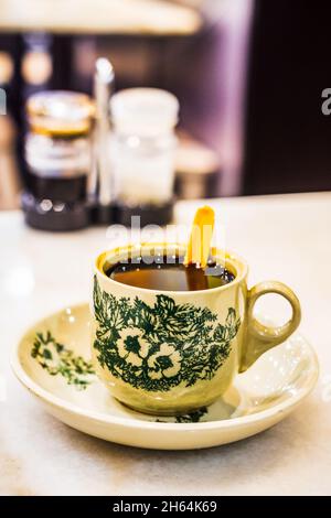 Traditioneller schwarzer Kaffee im Singapore Coffee Shop. Stockfoto