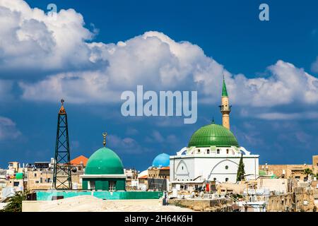 Acre, Israel - 3. August 2019: Die Skyline von Acre mit ihren Wahrzeichen-Moscheen und Minarett an heißen, sonnigen Sommertagen Stockfoto