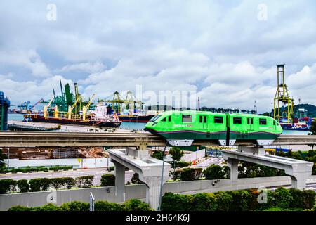 Der Sentosa Express ist eine Einschienenbahn, die die Insel Sentosa mit der Hafenfront auf dem Festland von Singapur verbindet. Stockfoto