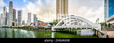 Die Einkaufshäuser und die Elgin Bridge am Boat Quay, dem Singapore River, sind Teil der Kolonialgeschichte Singapurs. Stockfoto