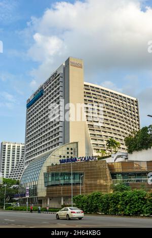 Marina Square mit Parkroyal Collection Marina Bay Hotel im Hintergrund. Stockfoto