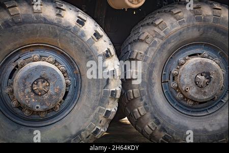 Riesiger alter Gummireifen eines großen Automobils. Selektiver Fokus. Stockfoto