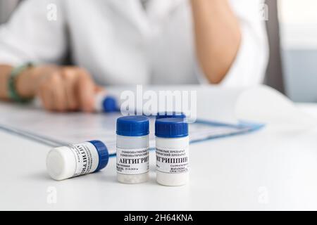 Almaty, Kasachstan - 12. Juli 2021: Homöopathisches Anti-Influenza-Mittel auf einem Tisch mit Inschriften auf Russisch und Kasachisch Stockfoto