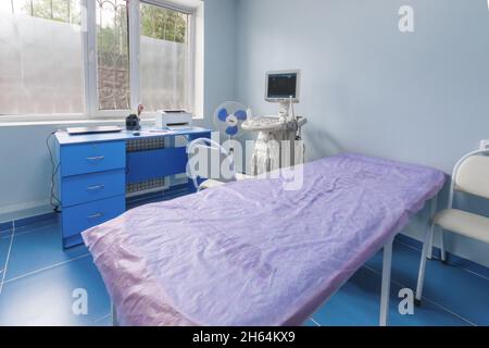 Almaty, Kasachstan - 12. Juli 2021: Ultraschallgerät MEDISON in einem Krankenhauszimmer Stockfoto