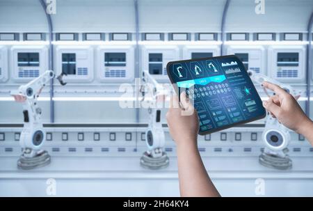 Techniker steuern 3d-Rendering-Automatisierungsroboter im Werk Stockfoto