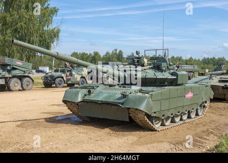 REGION MOSKAU, RUSSLAND - 25. AUGUST 2020: Russischer Panzer T-80BVM vor Beginn des Demonstrationsprogramms in Alabino. Internationale Militärtechnik Stockfoto