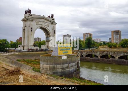 WOLGOGRAD, RUSSLAND - 20. SEPTEMBER 2021: Blick auf das erste Tor des Wolga-Don-Kanals an einem bewölkten Septembertag Stockfoto