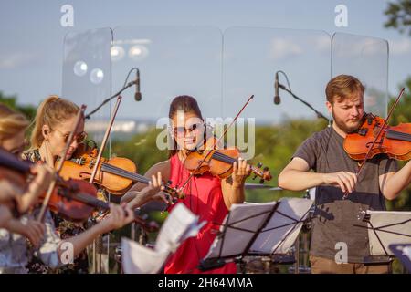 Geigenspieler spielen klassische Musik auf der Straße Stockfoto
