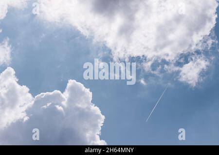 Flugspuren zwischen Wolken Stockfoto