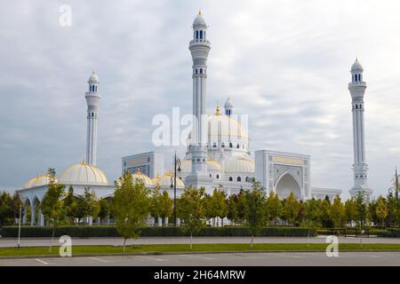 Blick auf die Moschee der Stolz der Muslime an einem bewölkten Septembermorgen. Shali, Tschetschenische Republik. Russische Föderation Stockfoto