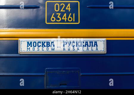 SORTAVALA, RUSSLAND - 24. OKTOBER 2021: Streckenschild Moskau-Ruskeala der direkten Beförderung des touristischen Retrozuges 'Ruskealsky Express' Stockfoto