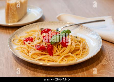 Spaghetti Pomodoro Fresko oder italienische Pasta Nudeln mit frischen Tomaten, Basilikum und Knoblauch Stockfoto