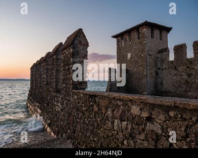 Scaliger Castle oder Castello Scaligero di Sirmione befestigter Hafen oder Hafeneingang am Gardasee bei Sonnenaufgang oder Morgengrauen Stockfoto