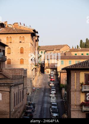 Siena, Toskana, Italien - 16 2021. August: Via del Sole Street im Valdimontone District. Stockfoto