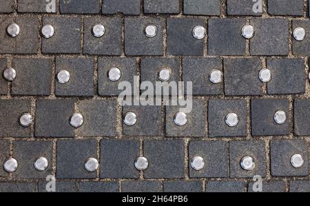 Taktiles Erdgeschoss für blinde, metallischer Punkt auf dem Boden, um blinden Menschen beim Gehen zu helfen Stockfoto