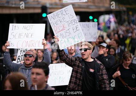 Melbourne, Australien. 13. November 2021. Während eines Protestes gegen die Regierung von Andrew vor den Schritten des State Parliament in Melbourne werden Demonstranten gesehen, die „Dan Andrew's“ skandieren, während sie Plakate gegen das Mandat halten. Tausende von Demonstranten mussten den Regen ertragen, um gegen die Impfstoffmandate sowie gegen das drakonische Pandemie-Gesetz der Regierung Andrews zu kämpfen. Kredit: Dave Hewison/Speed Media/Alamy Live Nachrichten Stockfoto