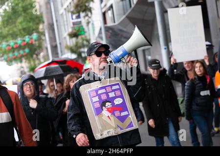 Melbourne, Australien. 13. November 2021. Ein Mann spricht auf einem Megaphon während eines Protestes gegen die Regierung von Andrew vor den Schritten des State Parliament in Melbourne. Tausende von Demonstranten mussten den Regen ertragen, um gegen die Impfstoffmandate sowie gegen das drakonische Pandemie-Gesetz der Regierung Andrews zu kämpfen. Kredit: Dave Hewison/Speed Media/Alamy Live Nachrichten Stockfoto