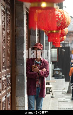 DALI, CHINA. Februar 2019. Kommerzielle Aktivitäten entlang der Hauptstraße der Stadt Stockfoto