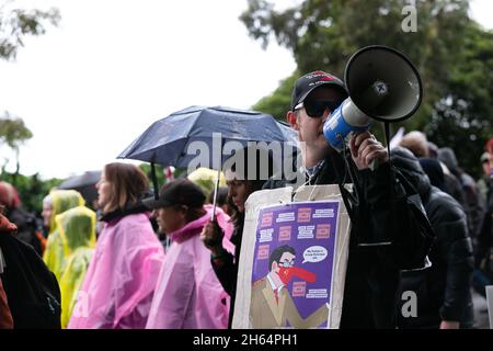 Melbourne, Australien. 13. November 2021. Ein Mann spricht auf einem Megaphon während eines Protestes gegen die Regierung von Andrew vor den Schritten des State Parliament in Melbourne. Tausende von Demonstranten mussten den Regen ertragen, um gegen die Impfstoffmandate sowie gegen das drakonische Pandemie-Gesetz der Regierung Andrews zu kämpfen. Kredit: Dave Hewison/Speed Media/Alamy Live Nachrichten Stockfoto
