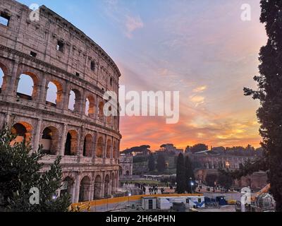 ROM, ITALIEN - 20. Dez 2018: Eine wunderschöne Aussicht auf das Kolosseum bei der Sonne. Rom, Italien Stockfoto