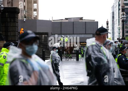Melbourne, Australien. 13. November 2021. Die Polizei bewacht das Parlamentsgebäude während eines Protestes gegen die Regierung von Andrew vor der State Parliament Steps in Melbourne. Tausende von Demonstranten mussten den Regen ertragen, um gegen die Impfstoffmandate sowie gegen das drakonische Pandemie-Gesetz der Regierung Andrews zu kämpfen. Kredit: Dave Hewison/Speed Media/Alamy Live Nachrichten Stockfoto