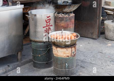 DALI, CHINA. Februar 2019. Kommerzielle Aktivitäten entlang der Hauptstraße der Stadt Stockfoto