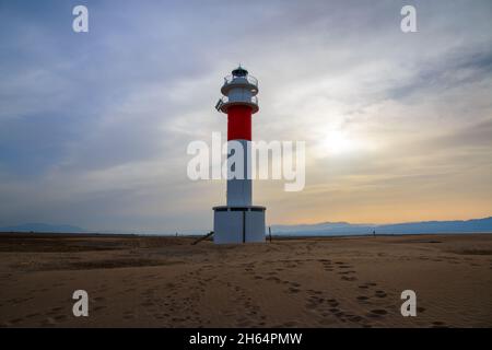 Leuchtturm im Naturpark Delta de l'Ebre Stockfoto