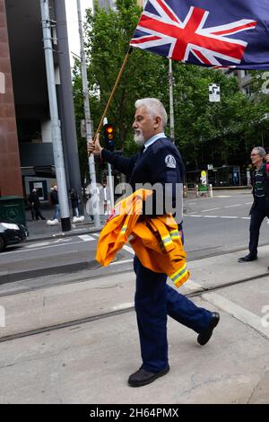Melbourne, Australien. 13. November 2021. Ein Freiwilliger der CFA marschiert während eines Protestes gegen die Regierung von Andrew vor den Schritten des State Parliament in Melbourne. Tausende von Demonstranten mussten den Regen ertragen, um gegen die Impfstoffmandate sowie gegen das drakonische Pandemie-Gesetz der Regierung Andrews zu kämpfen. Kredit: Dave Hewison/Speed Media/Alamy Live Nachrichten Stockfoto
