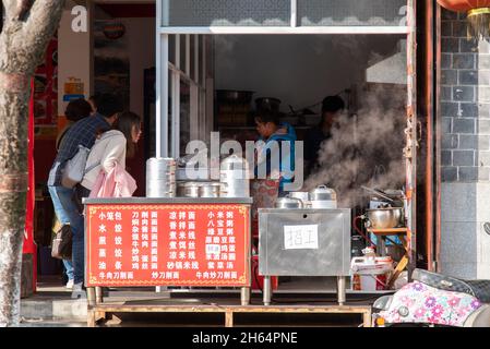 DALI, CHINA. Februar 2019. Kommerzielle Aktivitäten entlang der Hauptstraße der Stadt Stockfoto