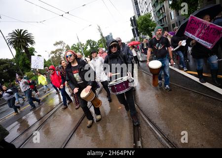 Melbourne, Australien. 13. November 2021. Während eines Protestes gegen die Regierung von Andrew vor den Schritten des State Parliament in Melbourne klopfen Demonstranten auf ihre Trommeln. Tausende von Demonstranten mussten den Regen ertragen, um gegen die Impfstoffmandate sowie gegen das drakonische Pandemie-Gesetz der Regierung Andrews zu kämpfen. Kredit: Dave Hewison/Speed Media/Alamy Live Nachrichten Stockfoto